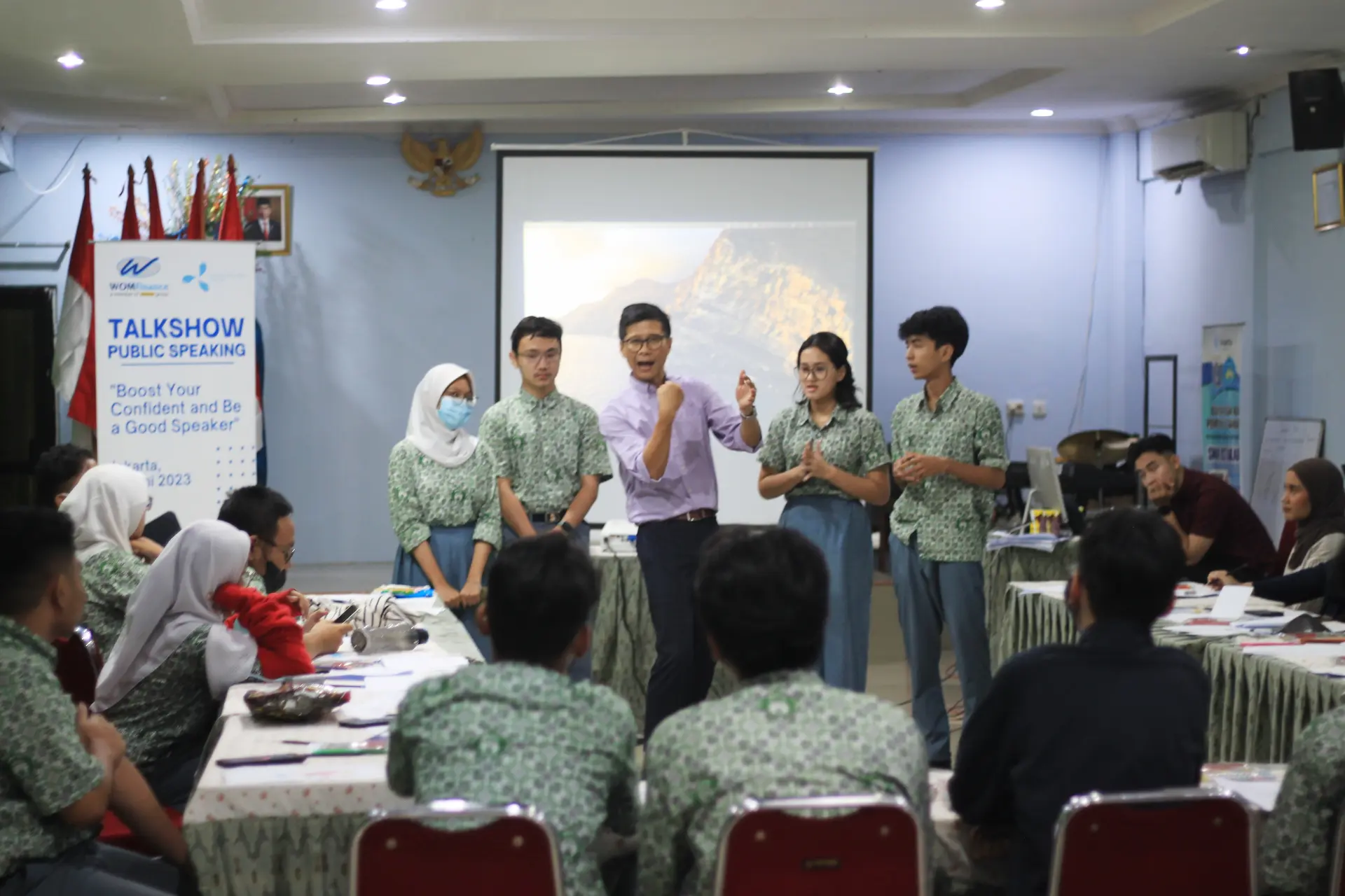  Organizer of Public Speaking Training for High School Students